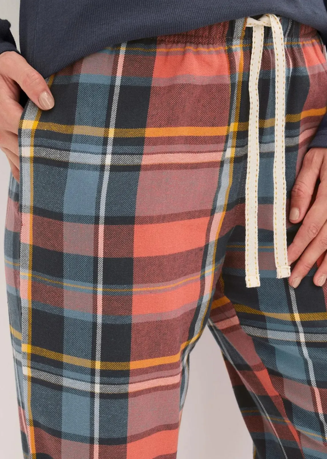 bonprix Wäsche·Nachtwäsche|Nachtwäsche^Pyjama mit Rippshirt und Flanellhose aus Glitzergarn nachtblau/rhabarber kariert