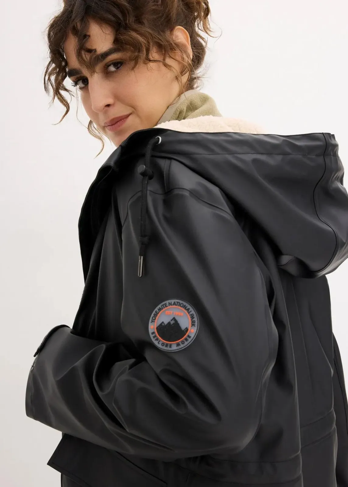 bonprix Bekleidung·Hosen|Jacken & Mäntel^Regenjacke mit Teddyfutter schwarz