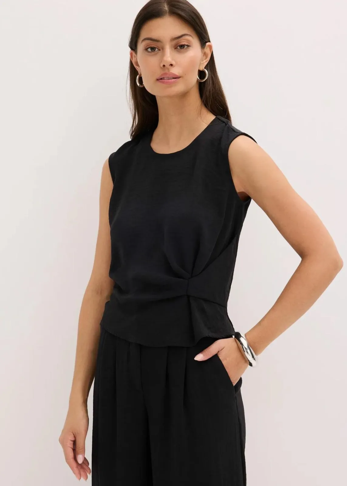 bonprix Bekleidung·Jacken & Mäntel|Blusen & Tuniken^Ärmelloses Blusentop mit Knoten schwarz