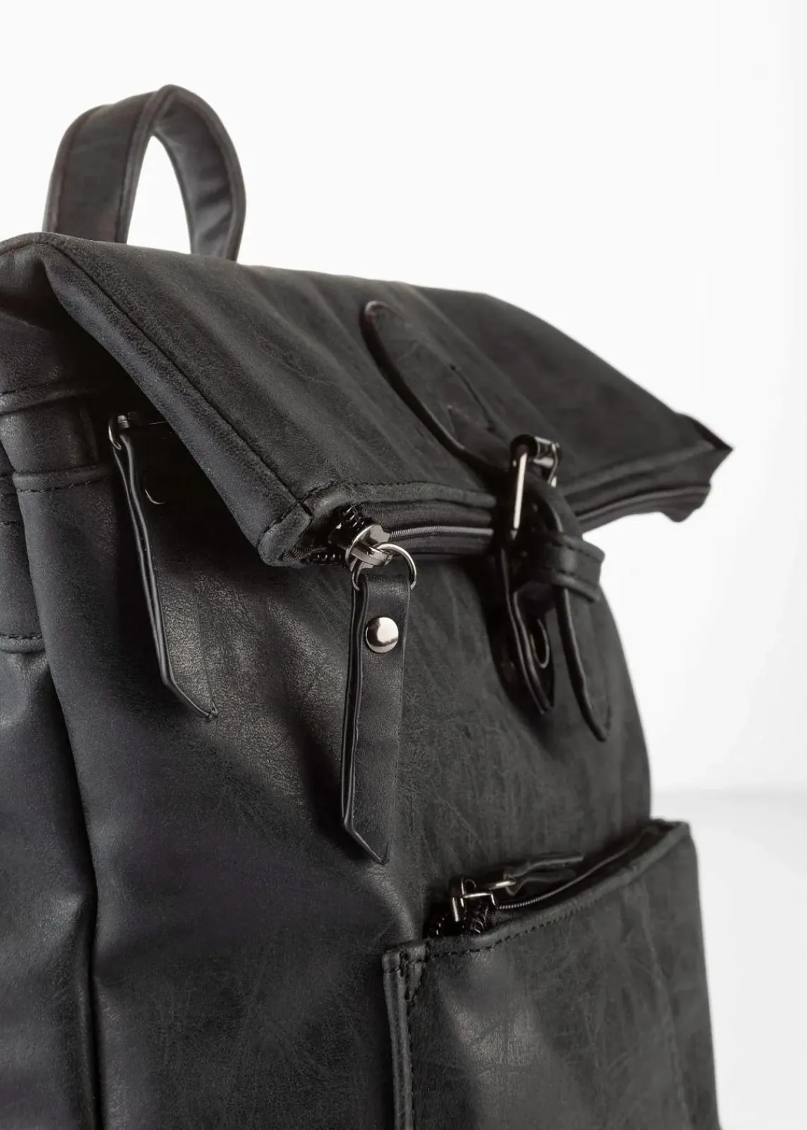 bonprix Taschen^Rucksack mit Außentasche und Schnallendetail schwarz