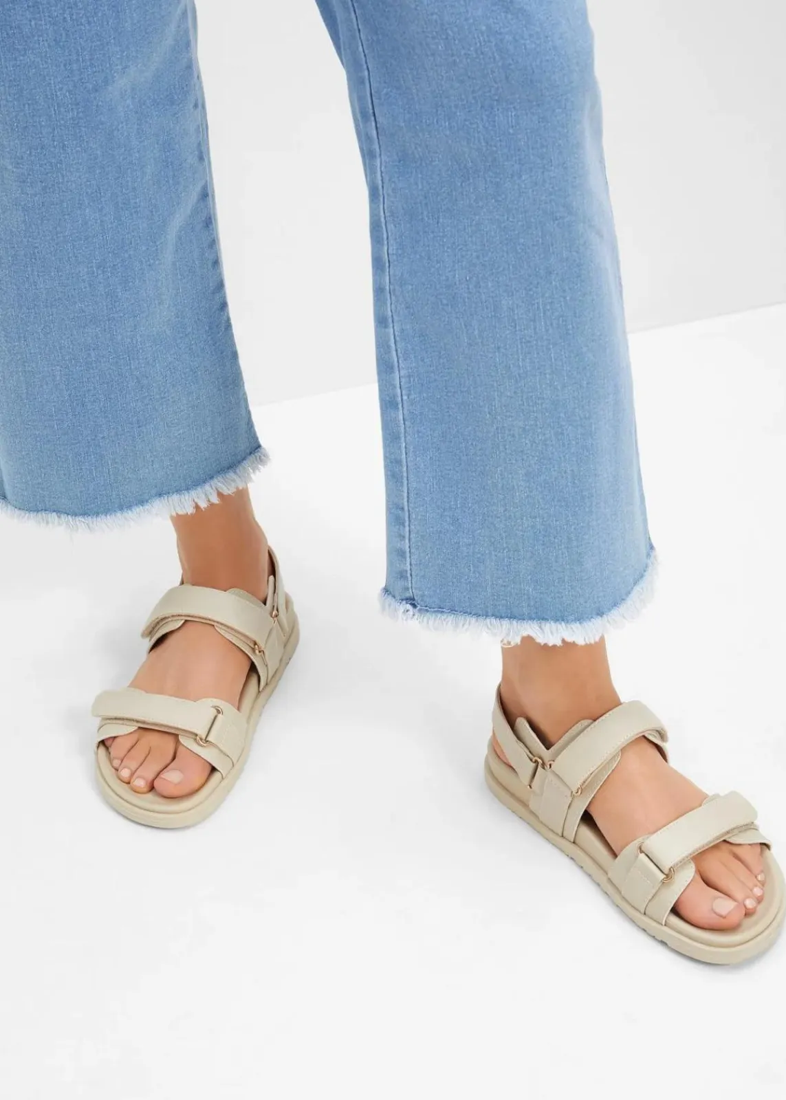 bonprix Sommerschuhe^Sandalen mit leicht geformtem Fußbett hellsand