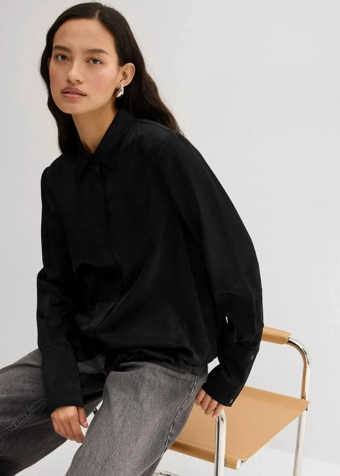 bonprix Bekleidung·Jacken & Mäntel|Blusen & Tuniken^Satinbluse aus Viskose-Mix schwarz
