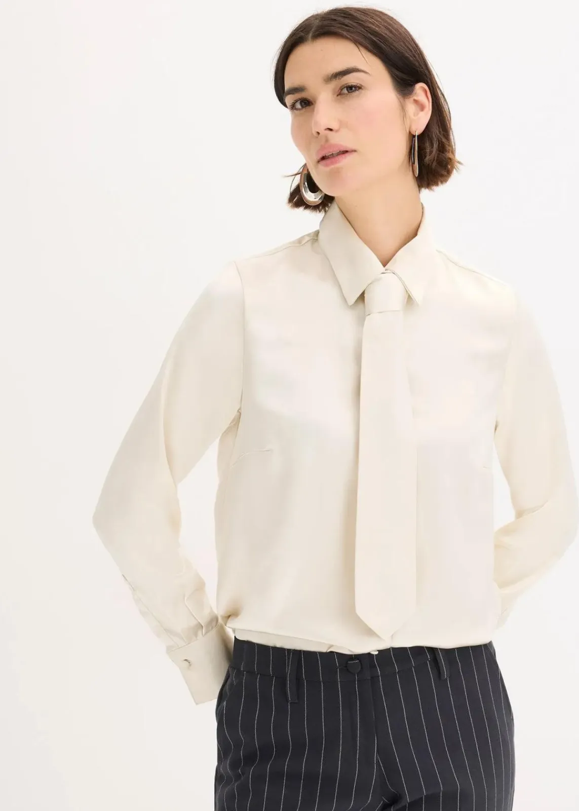 bonprix Blusen & Tuniken|Bekleidung·Jacken & Mäntel^Satinbluse mit abnehmbarer Krawatte (2-tlg.) naturbeige