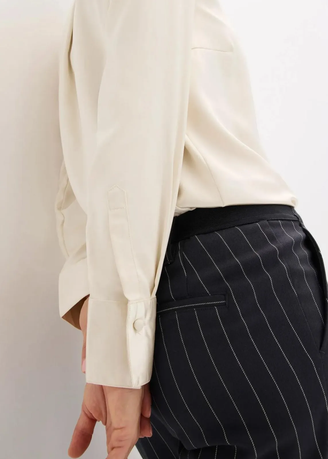 bonprix Blusen & Tuniken|Bekleidung·Jacken & Mäntel^Satinbluse mit abnehmbarer Krawatte (2-tlg.) naturbeige