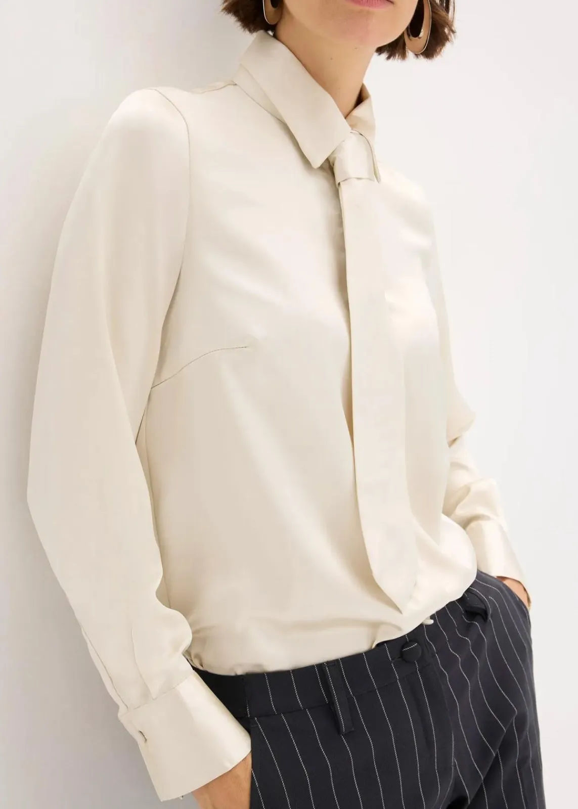 bonprix Blusen & Tuniken|Bekleidung·Jacken & Mäntel^Satinbluse mit abnehmbarer Krawatte (2-tlg.) naturbeige