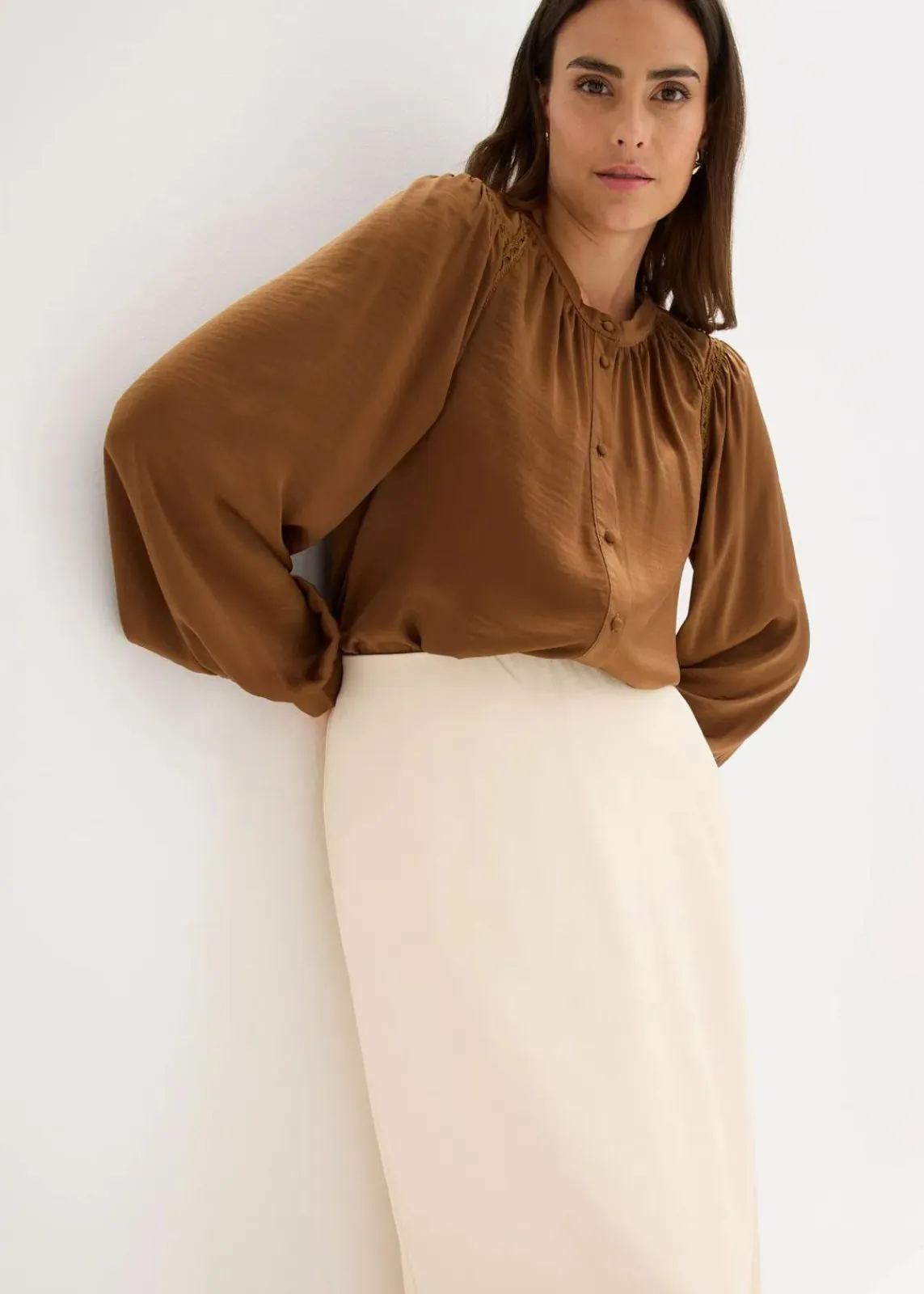 bonprix Blusen & Tuniken|Bekleidung·Jacken & Mäntel^Satinbluse mit Spitzenbändern pimentbraun