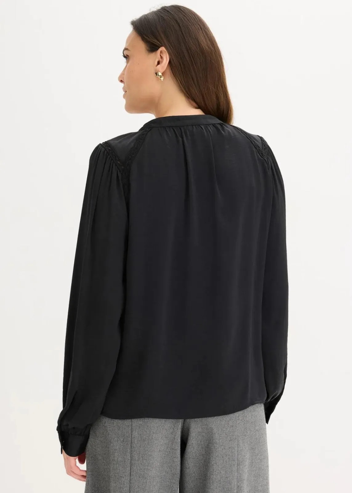 bonprix Bekleidung·Jacken & Mäntel|Blusen & Tuniken^Satinbluse mit Spitzenbändern schwarz