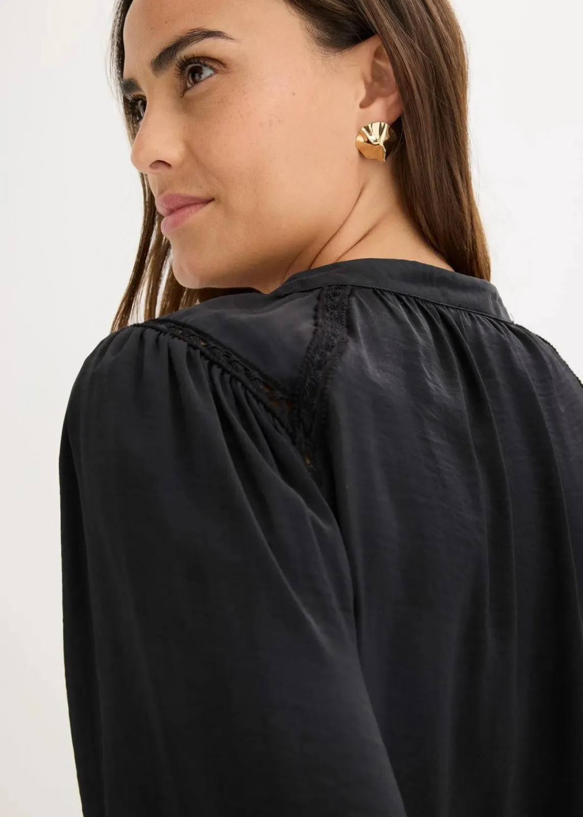 bonprix Bekleidung·Jacken & Mäntel|Blusen & Tuniken^Satinbluse mit Spitzenbändern schwarz
