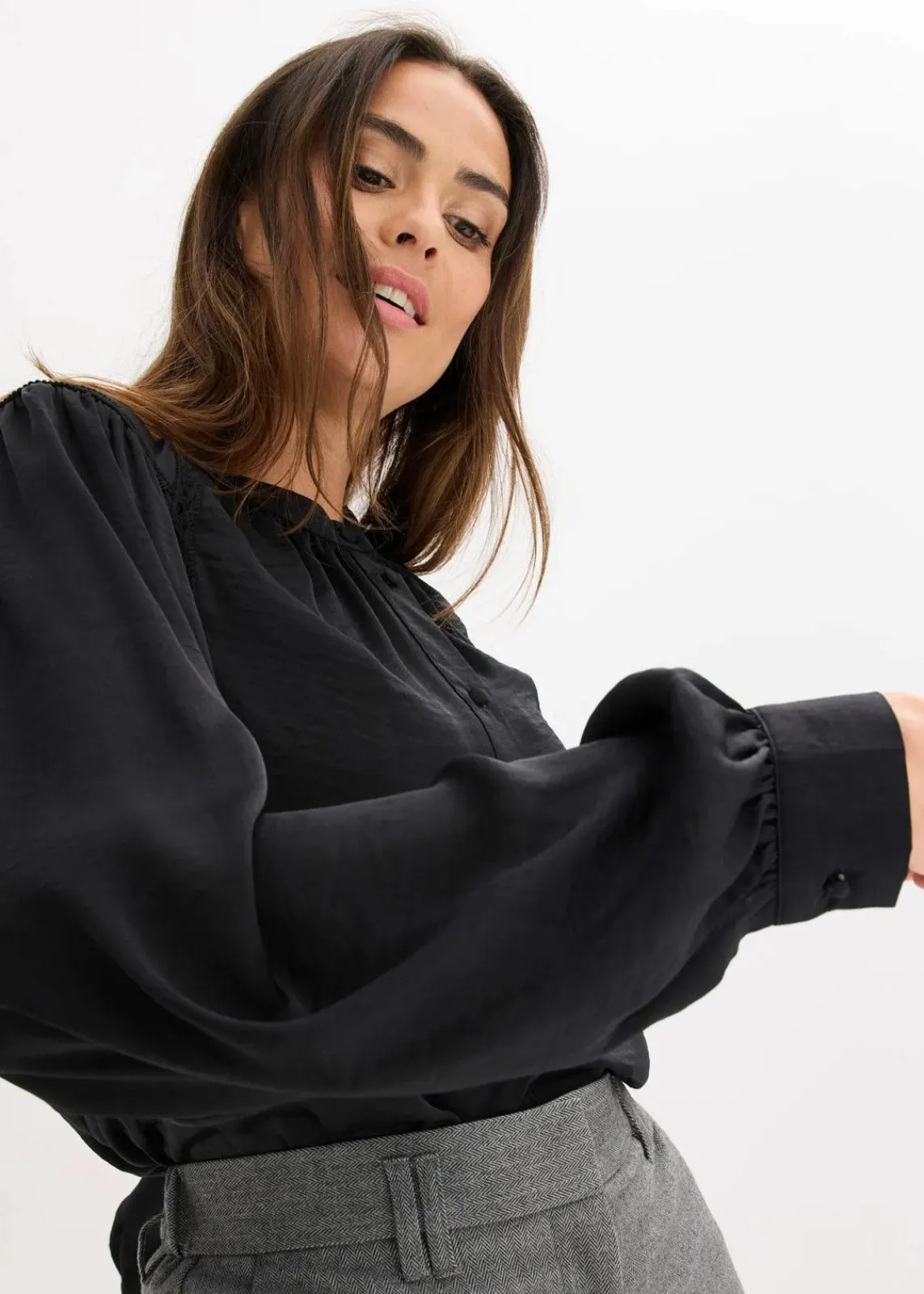 bonprix Bekleidung·Jacken & Mäntel|Blusen & Tuniken^Satinbluse mit Spitzenbändern schwarz