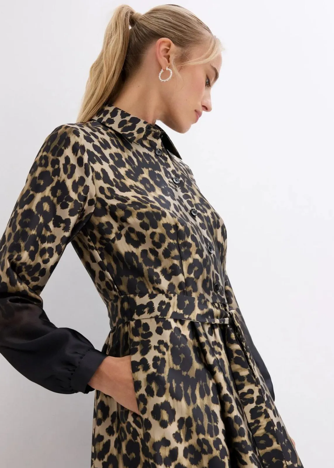 bonprix Bekleidung·Pullover & Strickjacken|Kleider^Satin-Hemdblusenkleid schwarz/sand leo bedruckt