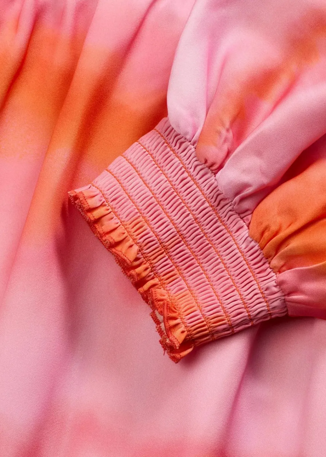 bonprix Kleider|Bekleidung·Pullover & Strickjacken^Satin-Midikleid mit Batik-Print rosa/orange bedruckt