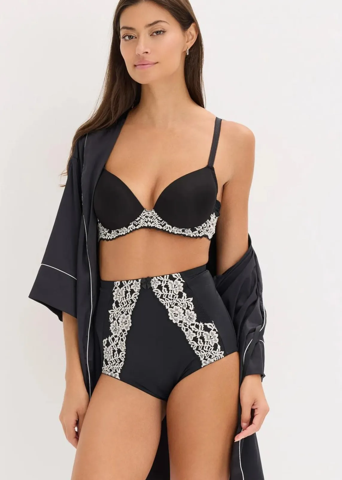 bonprix Große Cups D-H|Nachhaltigere Materialien^Schalen-BH mit zweifarbiger Spitze schwarz/wollweiß