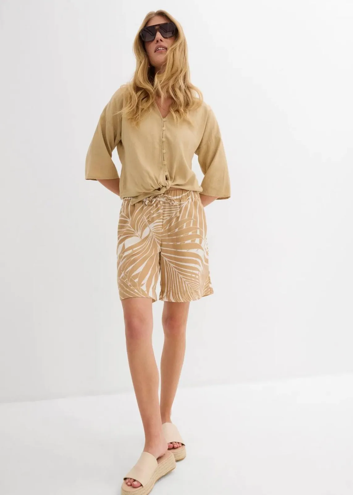 bonprix Nachhaltigere Materialien|Hosen^Schlupf-Bermuda wollweiß/new beige bedruckt