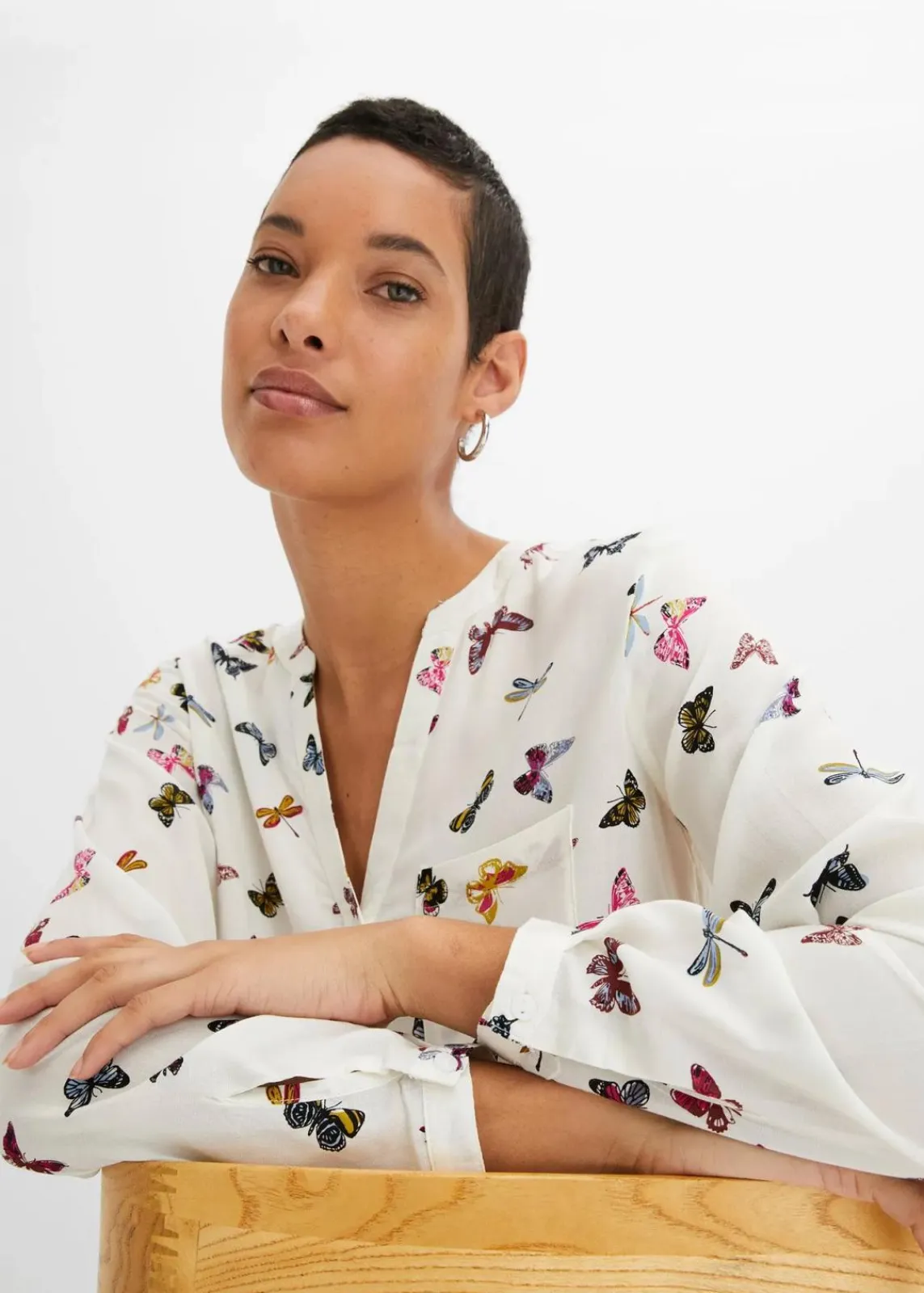 bonprix Bekleidung·Jacken & Mäntel|Blusen & Tuniken^Schlupfbluse aus fließender Viskose wollweiß schmetterlinge