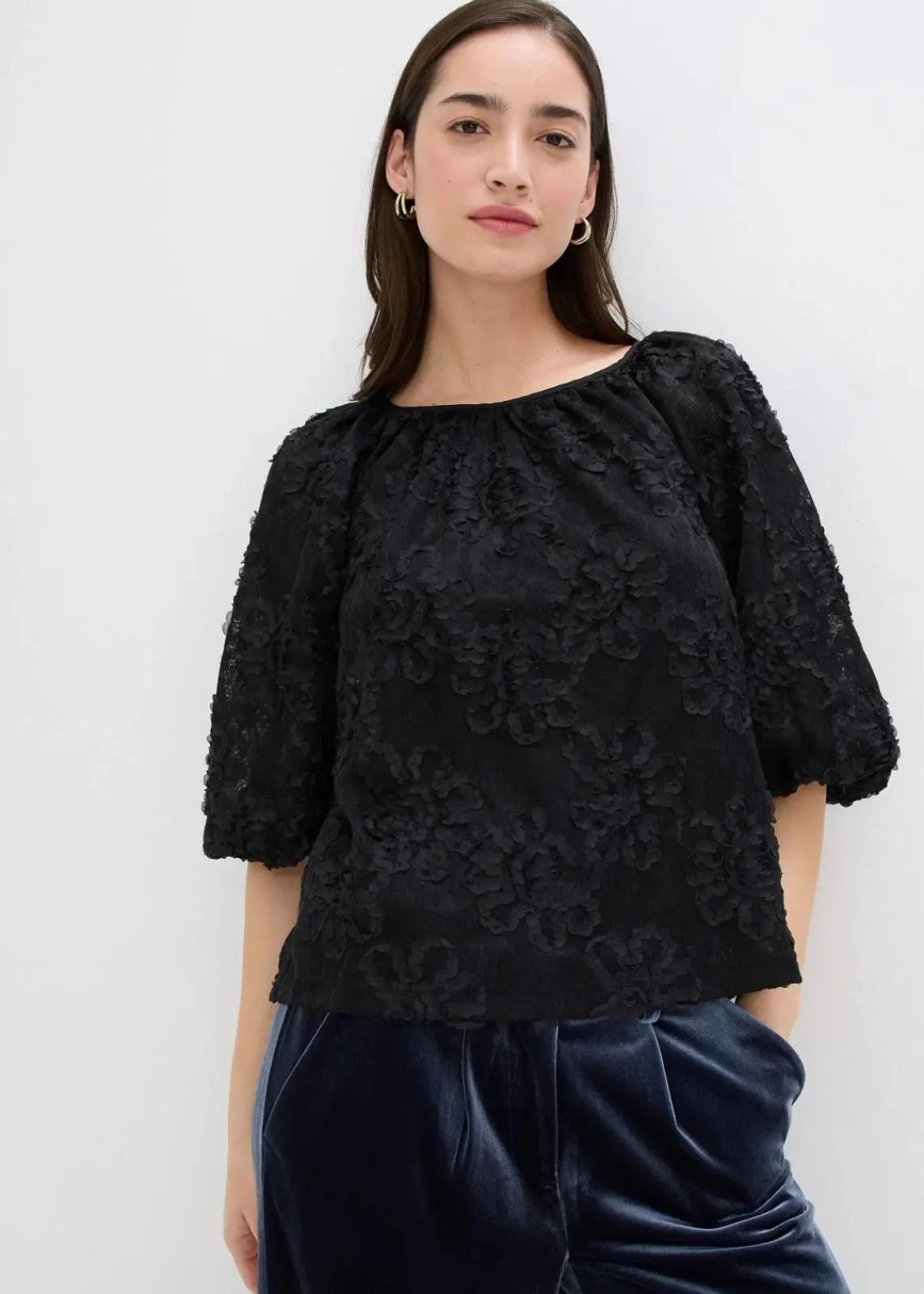 bonprix Bekleidung·Jacken & Mäntel|Blusen & Tuniken^Schlupfbluse mit strukturiertem Blumen-Muster schwarz