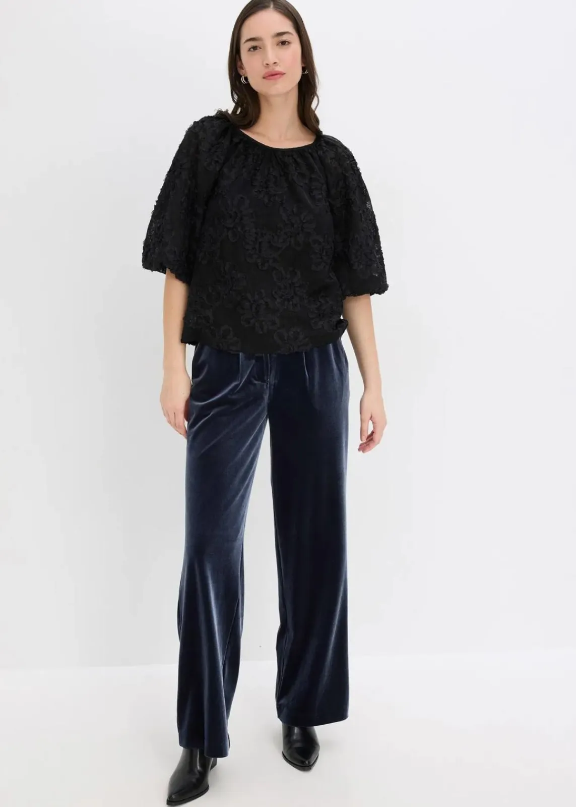 bonprix Bekleidung·Jacken & Mäntel|Blusen & Tuniken^Schlupfbluse mit strukturiertem Blumen-Muster schwarz