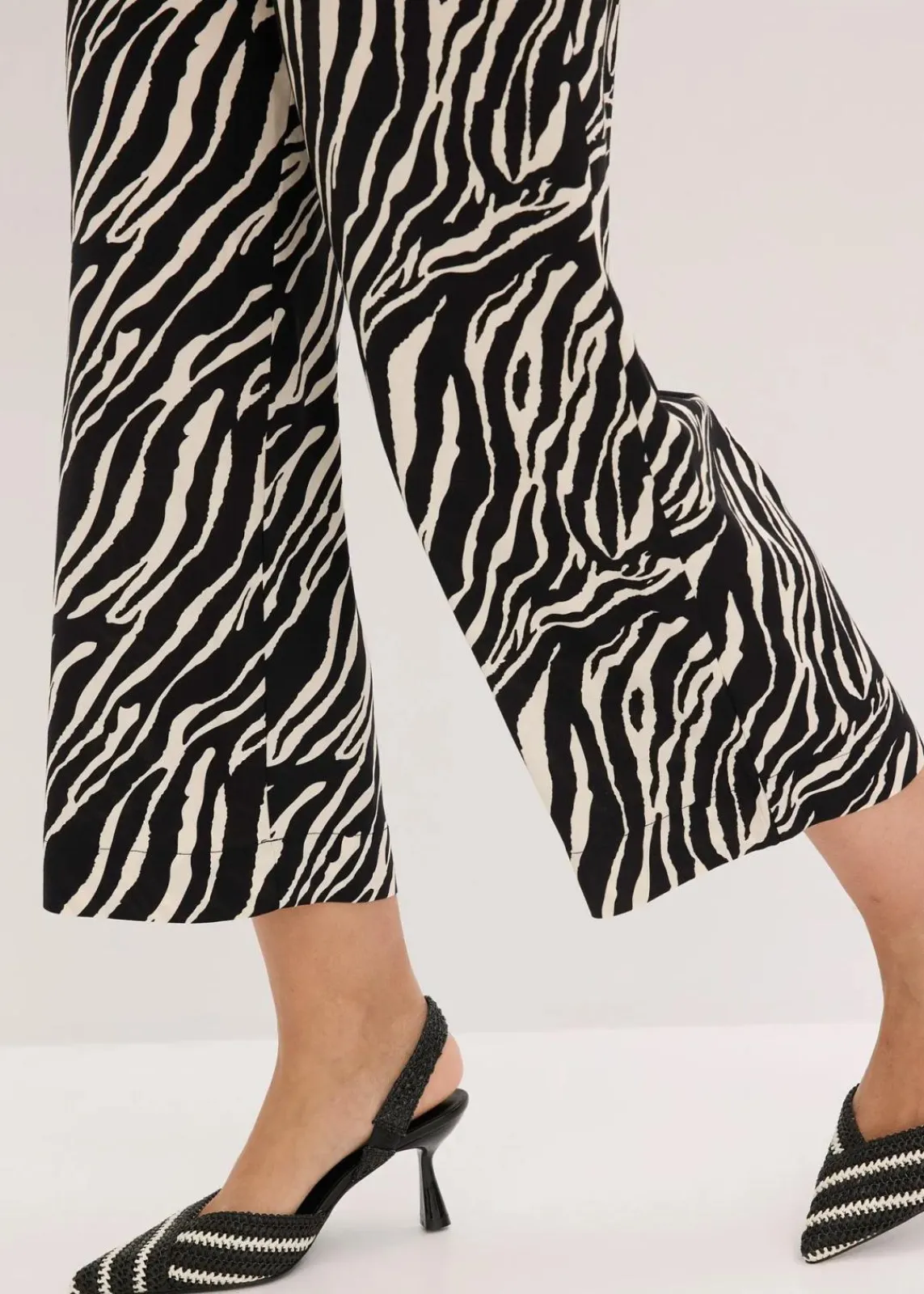 bonprix Nachhaltigere Materialien|Hosen^Schlupfhose schwarz/natur zebra bedruckt