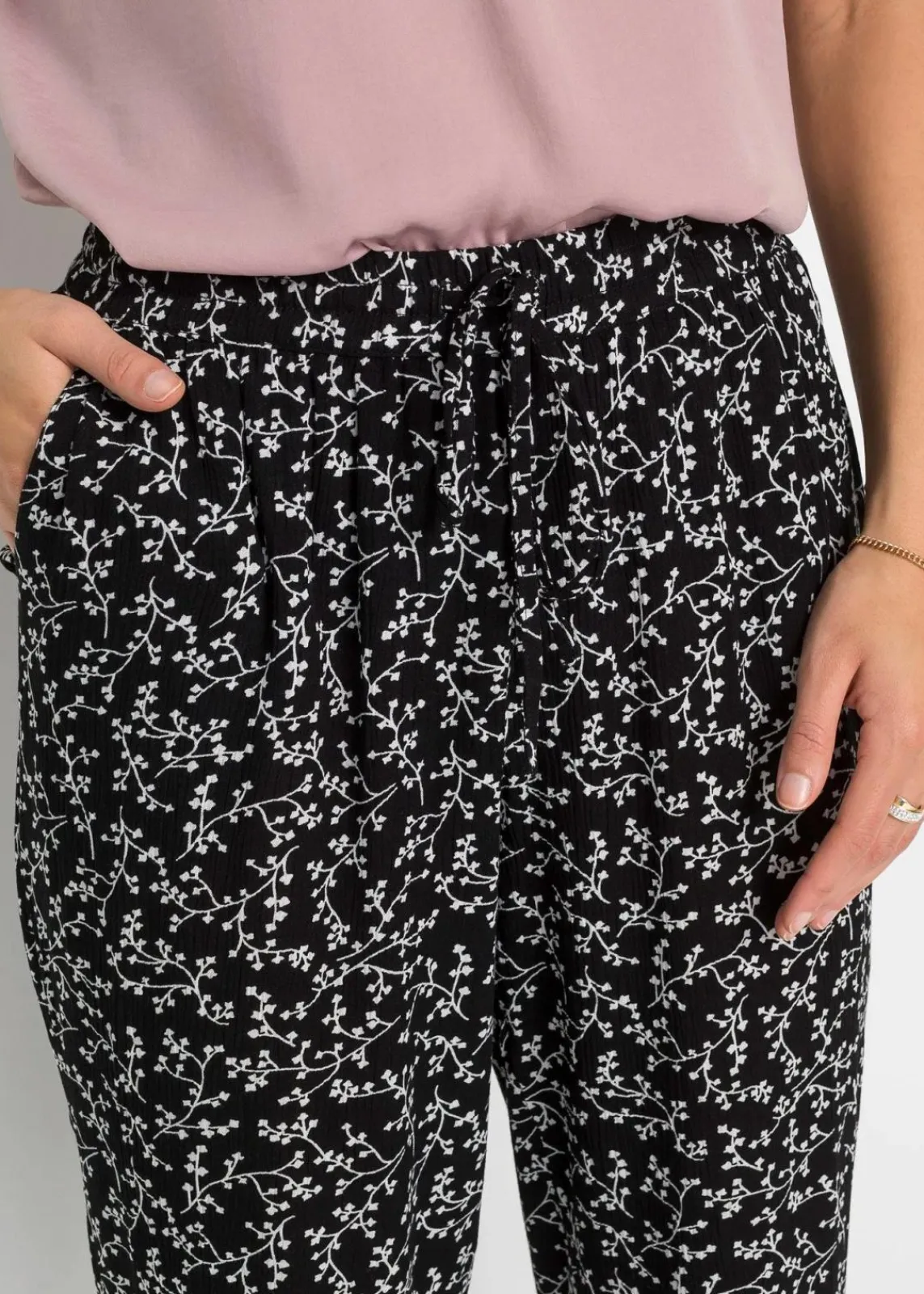 bonprix Hosen|Bekleidung·Kleider^Schlupfhose aus reiner Viskose schwarz/wollweiß floral