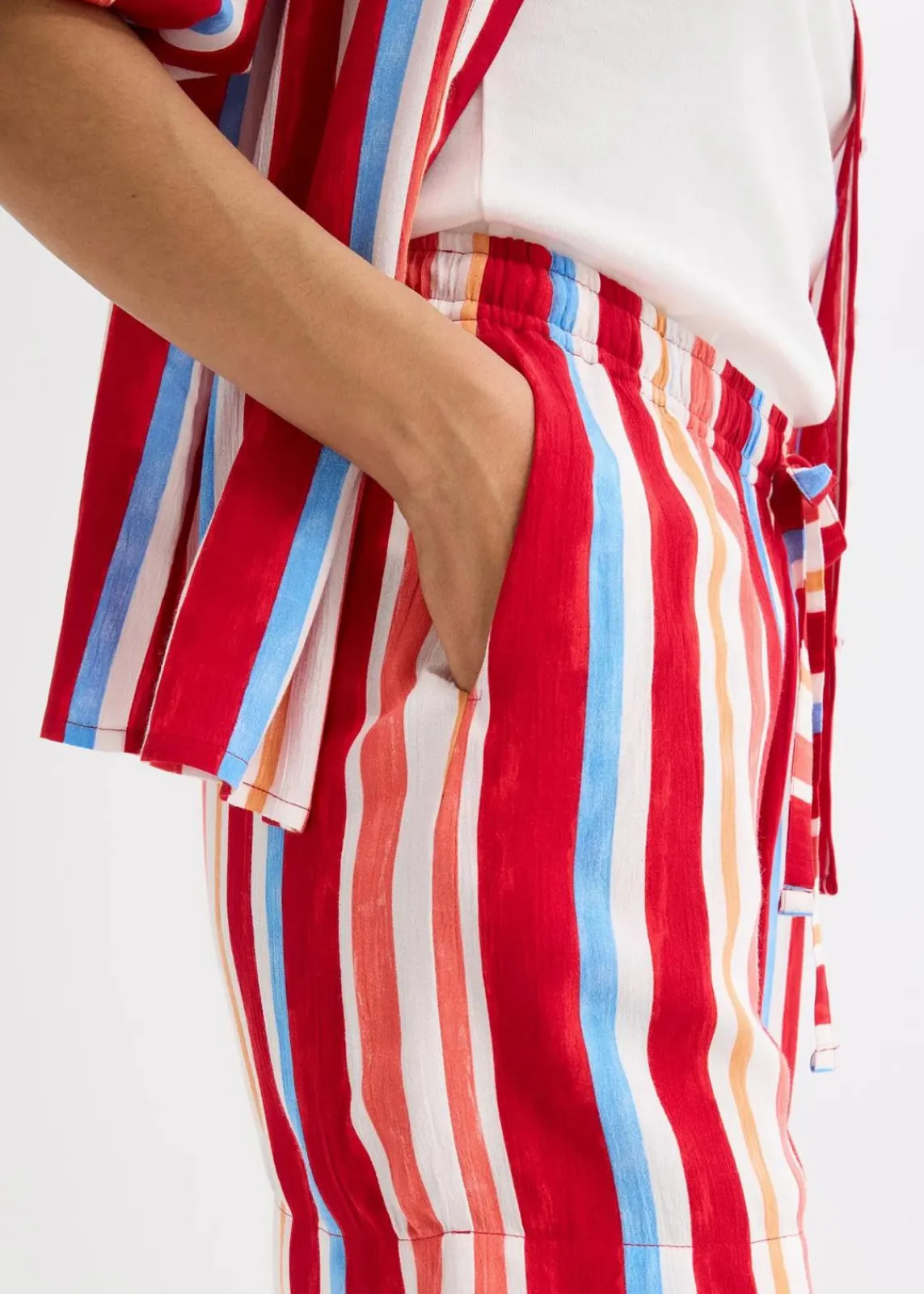 bonprix Bekleidung·Outdoorbekleidung|Bekleidung·Kleider^Schlupf-Shorts aus feiner Viskose mohnrot/helllachs/weiß gestreift