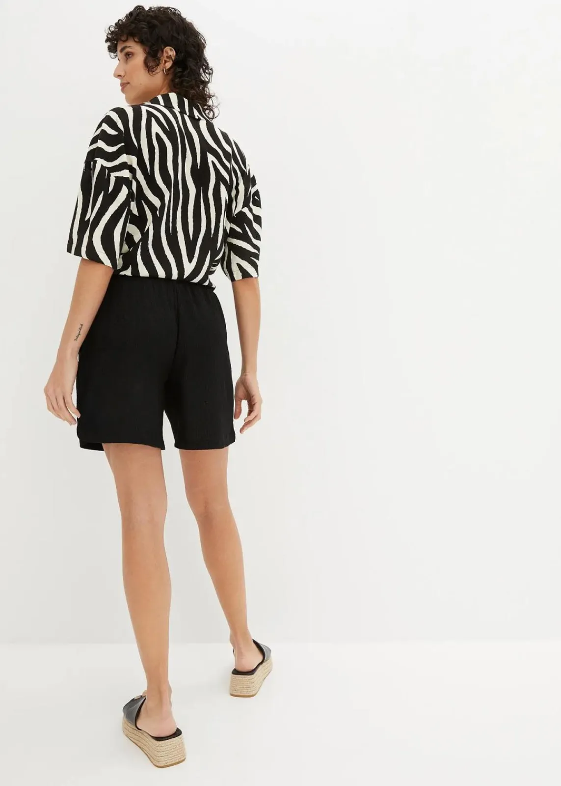 bonprix Bekleidung·Outdoorbekleidung|Bekleidung·Kleider^Schlupf-Shorts mit hohem Bund aus Strukturjersey schwarz
