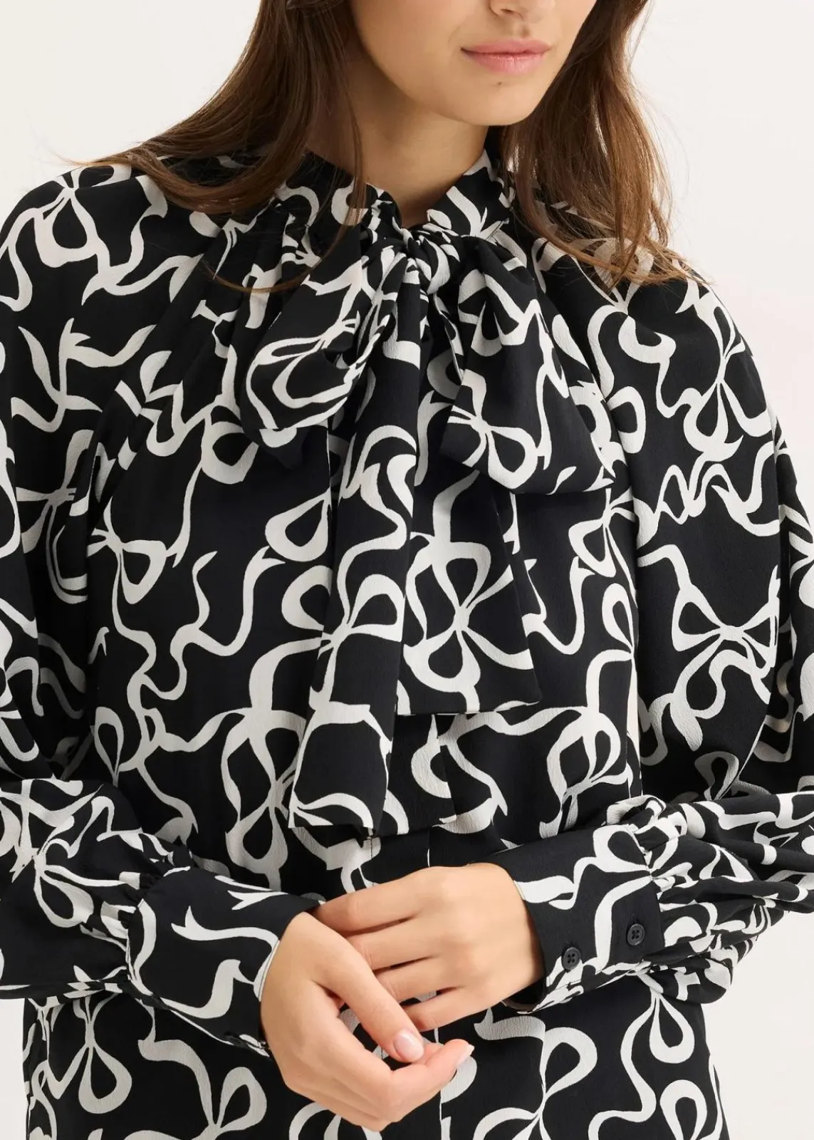 bonprix Blusen & Tuniken|Nachhaltigere Materialien^Schluppenbluse schwarz/weiß bedruckt