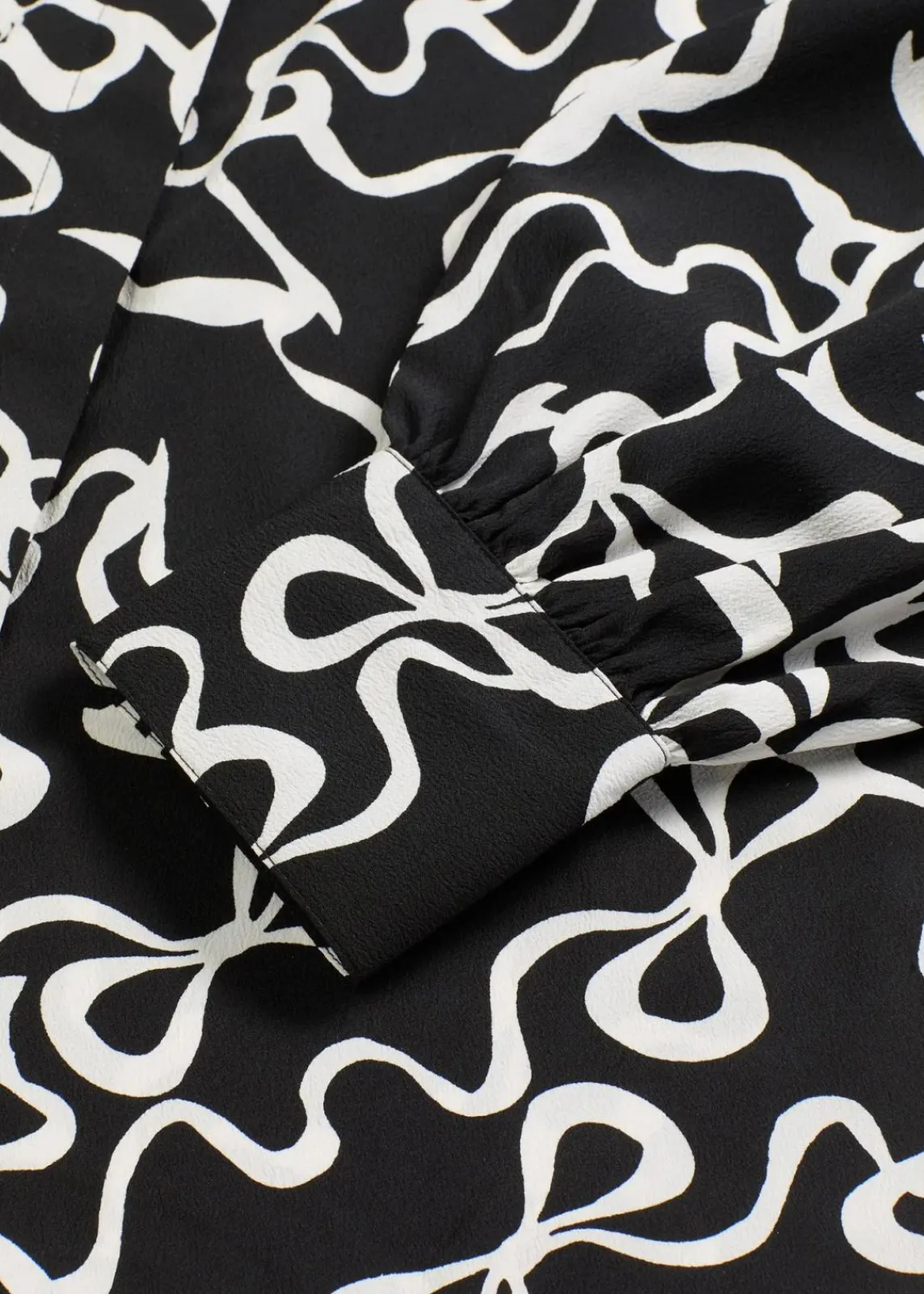 bonprix Blusen & Tuniken|Nachhaltigere Materialien^Schluppenbluse schwarz/weiß bedruckt