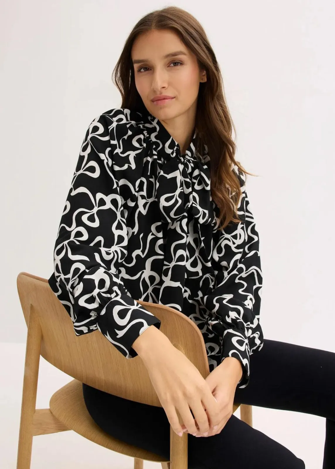 bonprix Blusen & Tuniken|Nachhaltigere Materialien^Schluppenbluse schwarz/weiß bedruckt