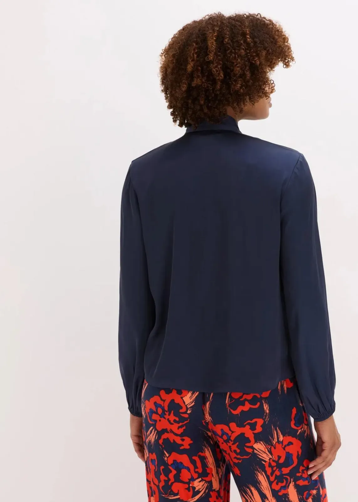 bonprix Blusen & Tuniken|Nachhaltigere Materialien^Schluppenbluse aus fließendem Satin dunkelblau