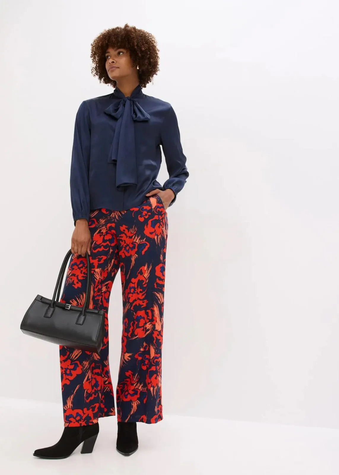 bonprix Blusen & Tuniken|Nachhaltigere Materialien^Schluppenbluse aus fließendem Satin dunkelblau