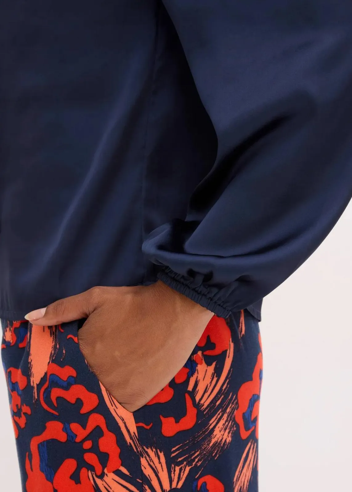 bonprix Blusen & Tuniken|Nachhaltigere Materialien^Schluppenbluse aus fließendem Satin dunkelblau