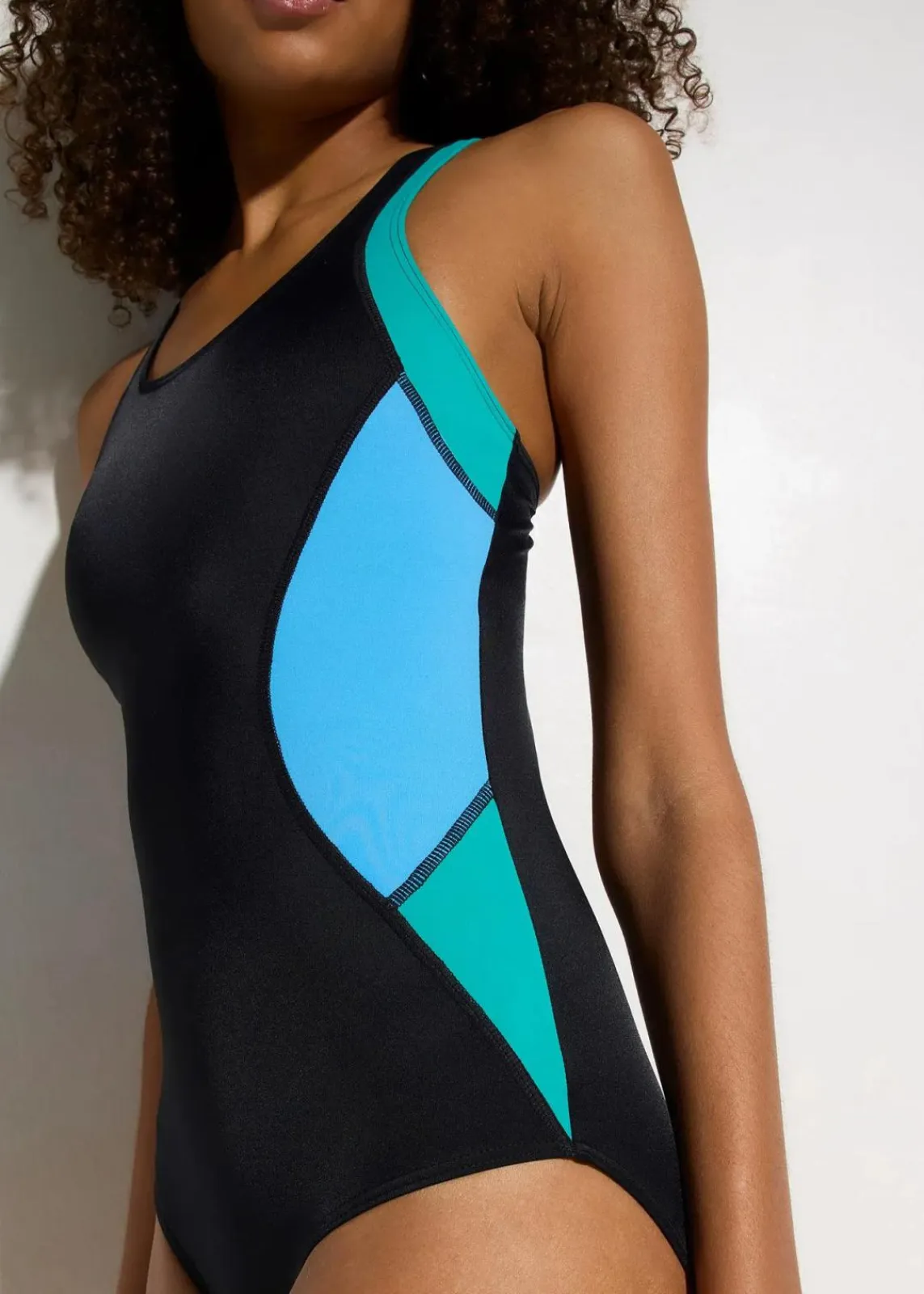 bonprix Nachhaltigere Materialien|Sport Bademode^Schnelltrocknender Sport-Badeanzug mit Racerback schwarz/brilliantblau