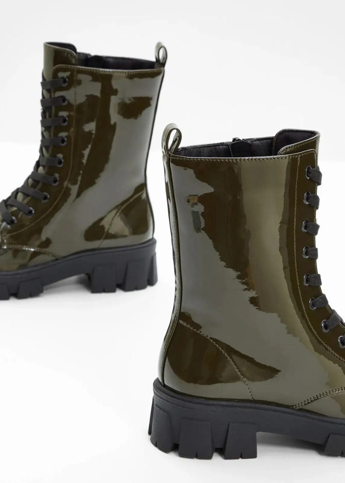 bonprix Boots^Schnürboots in Lack-Optik dunkeloliv