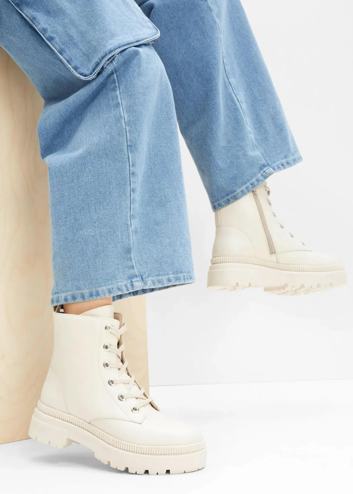 bonprix Boots^Schnürboots mit Profilsohle beige