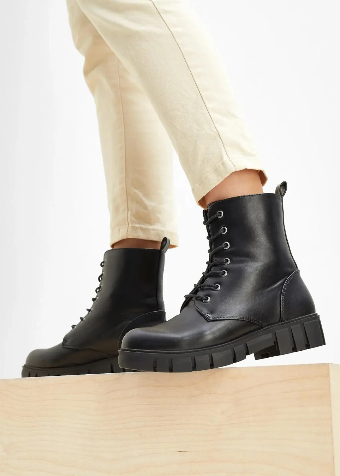 bonprix Boots^Schnürboots mit Profilsohle schwarz