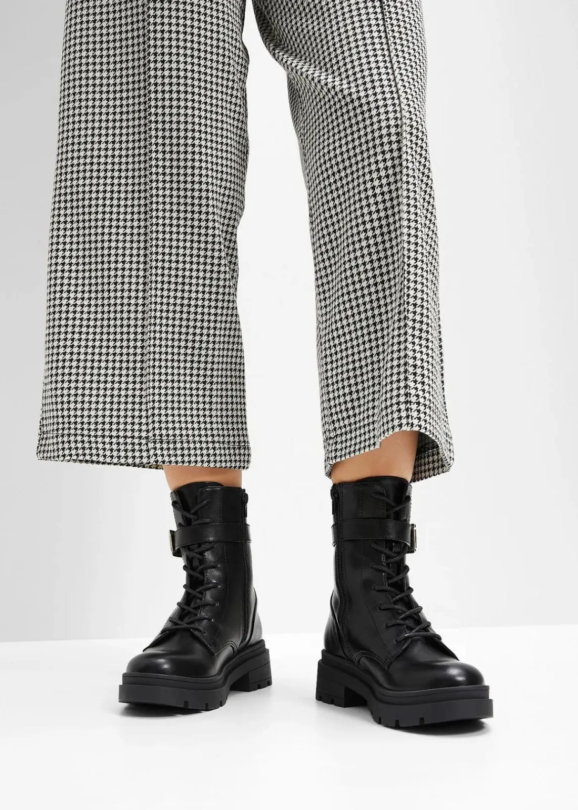 bonprix Gefütterte Winterschuhe|Boots^Schnürboots mit Schnalle schwarz