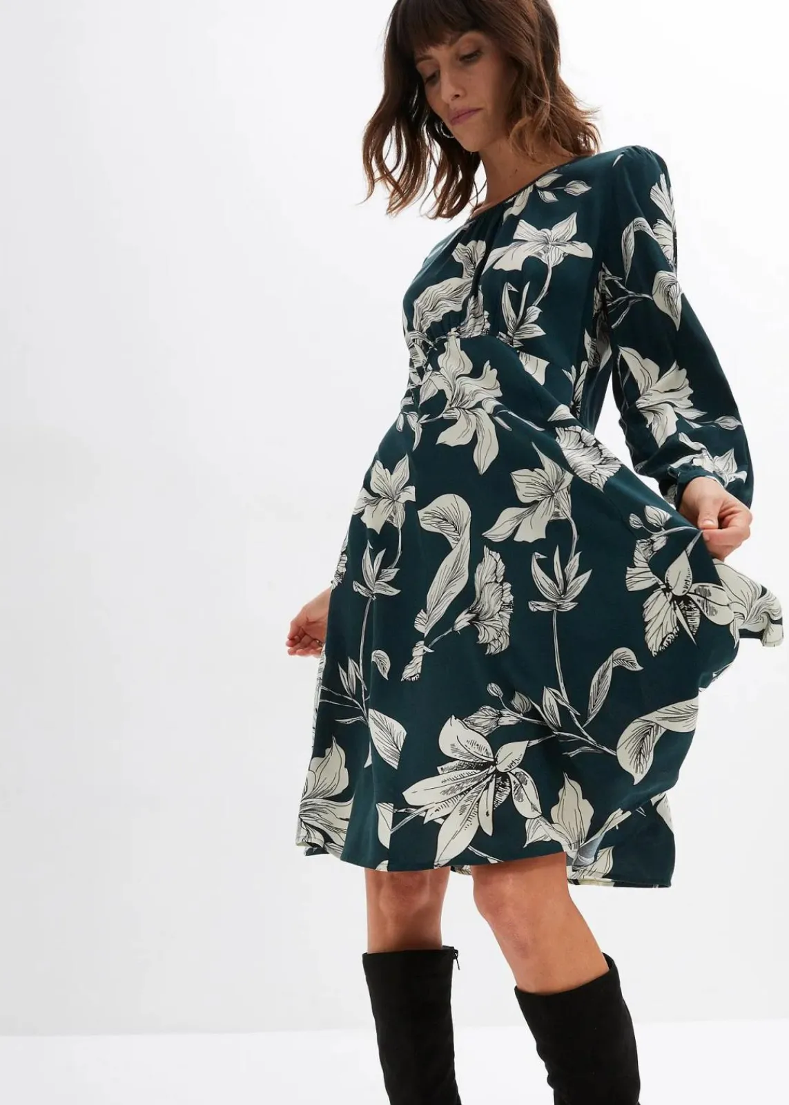 bonprix Bekleidung·Pullover & Strickjacken|Kleider^Schwingendes Kleid aus Viskose tiefgrün floral