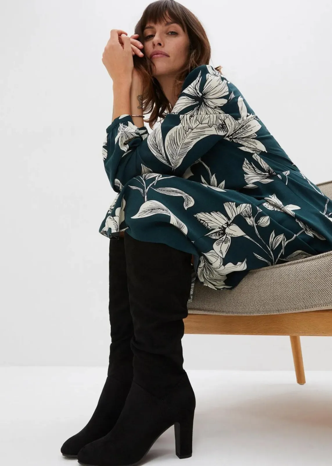 bonprix Bekleidung·Pullover & Strickjacken|Kleider^Schwingendes Kleid aus Viskose tiefgrün floral
