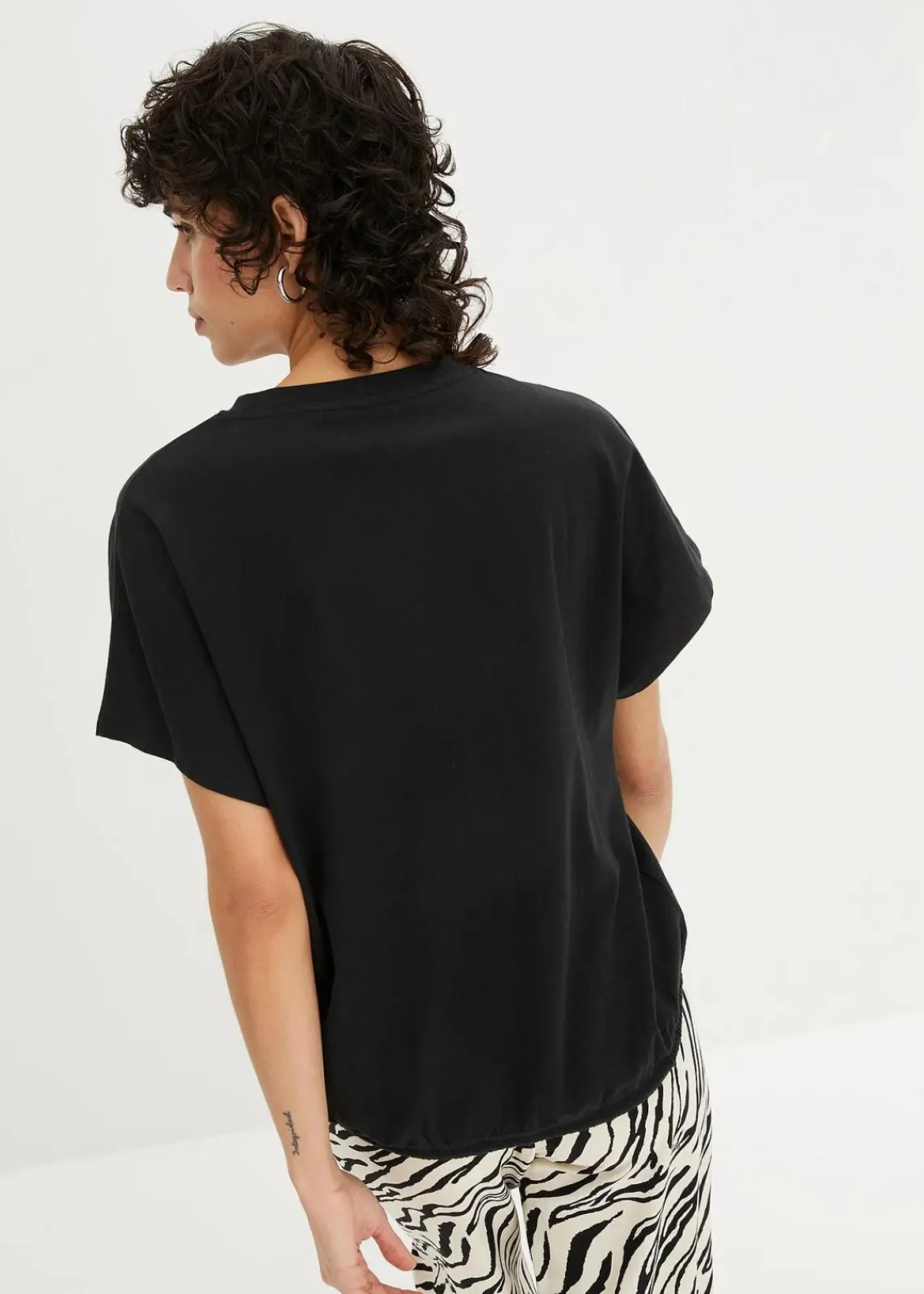 bonprix Shirts & Tops^Shirt mit Bindedetail am Saum aus Baumwolle-Viskose-Mix schwarz