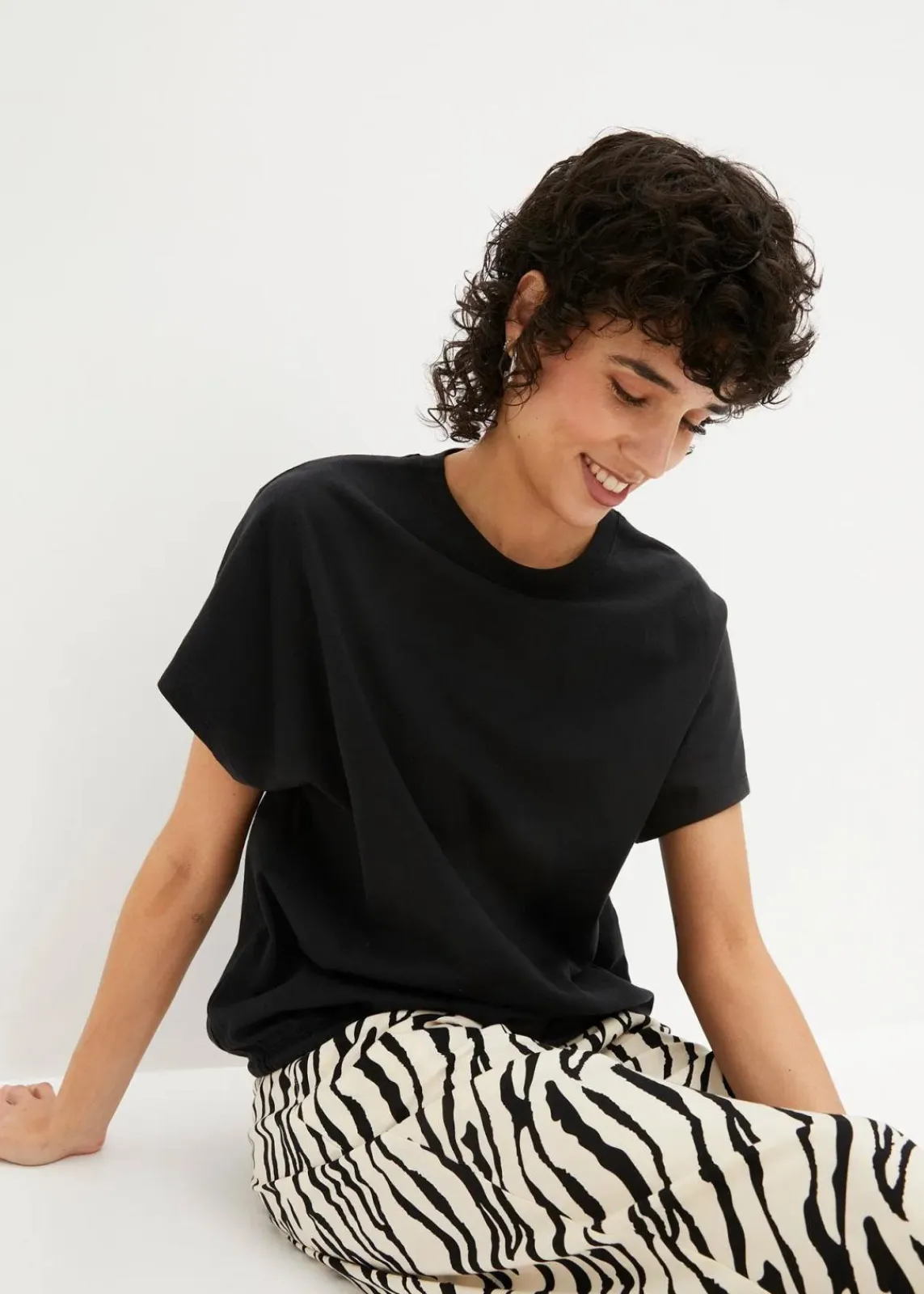 bonprix Shirts & Tops^Shirt mit Bindedetail am Saum aus Baumwolle-Viskose-Mix schwarz