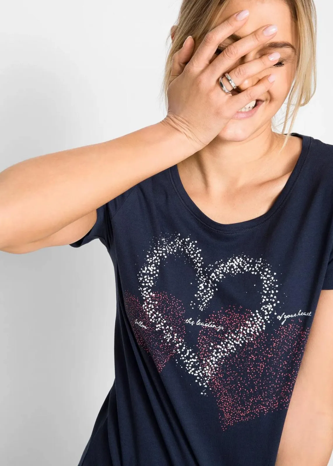 bonprix Nachhaltigere Materialien|Shirts & Tops^Shirt mit Herzdruck aus Bio-Baumwolle dunkelblau bedruckt