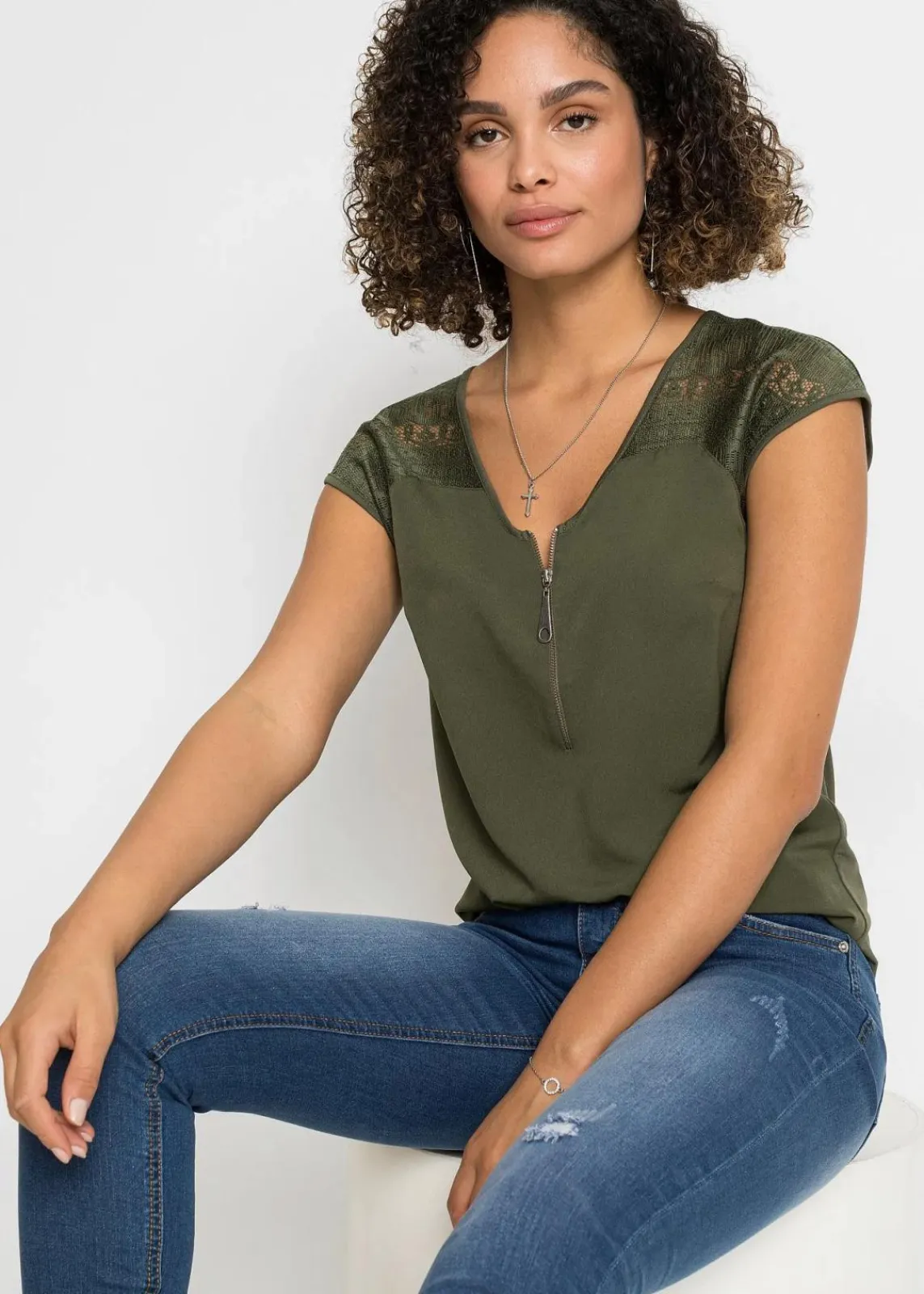 bonprix Nachhaltigere Materialien|Shirts & Tops^Shirt mit Spitzeneinsatz oliv