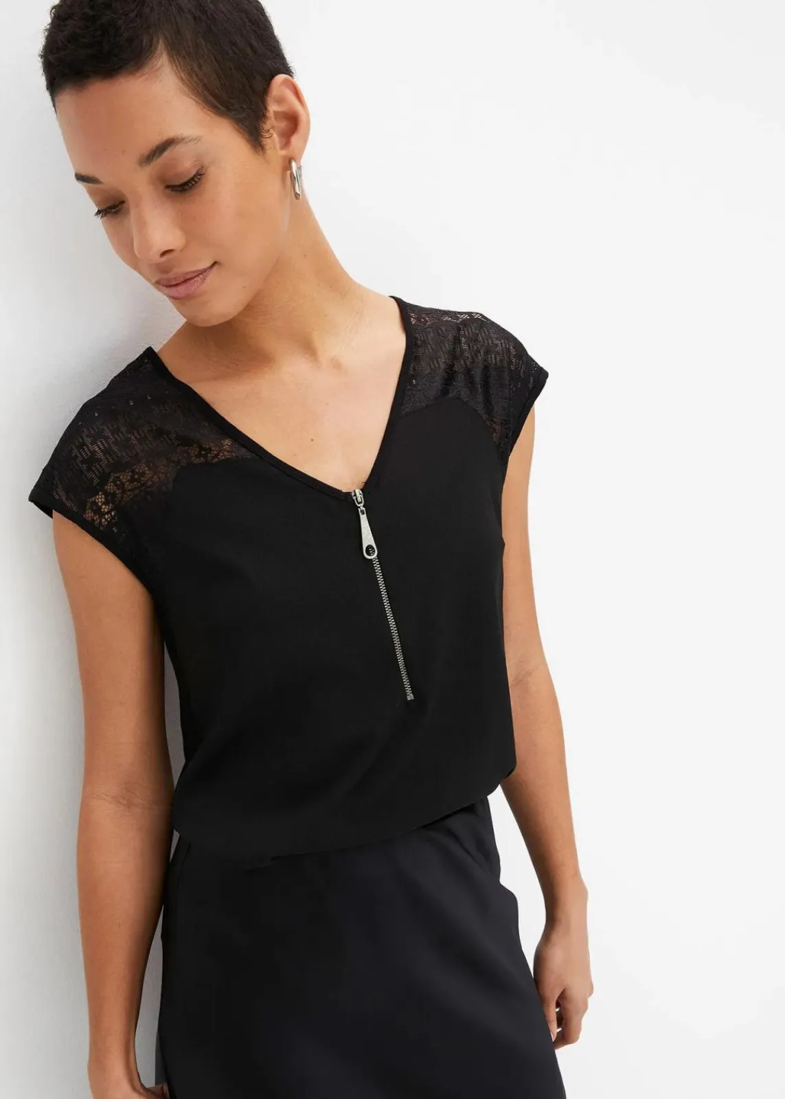 bonprix Nachhaltigere Materialien|Shirts & Tops^Shirt mit Spitzeneinsatz schwarz