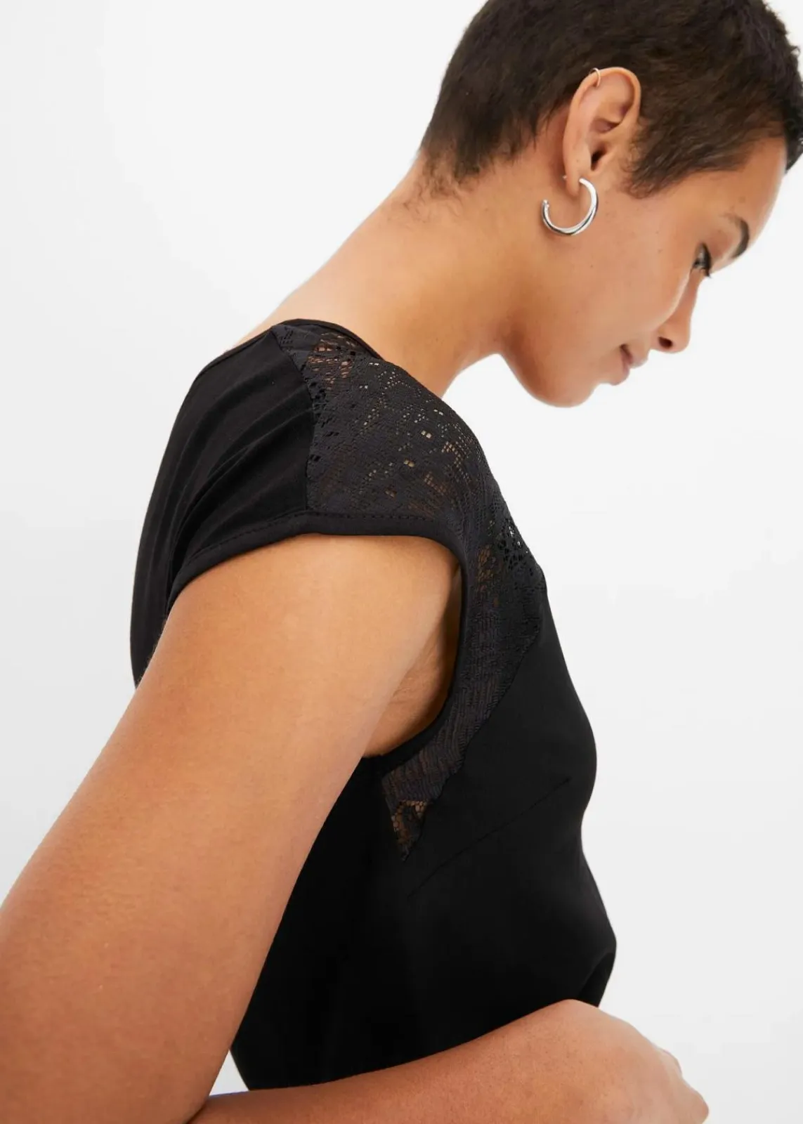 bonprix Nachhaltigere Materialien|Shirts & Tops^Shirt mit Spitzeneinsatz schwarz