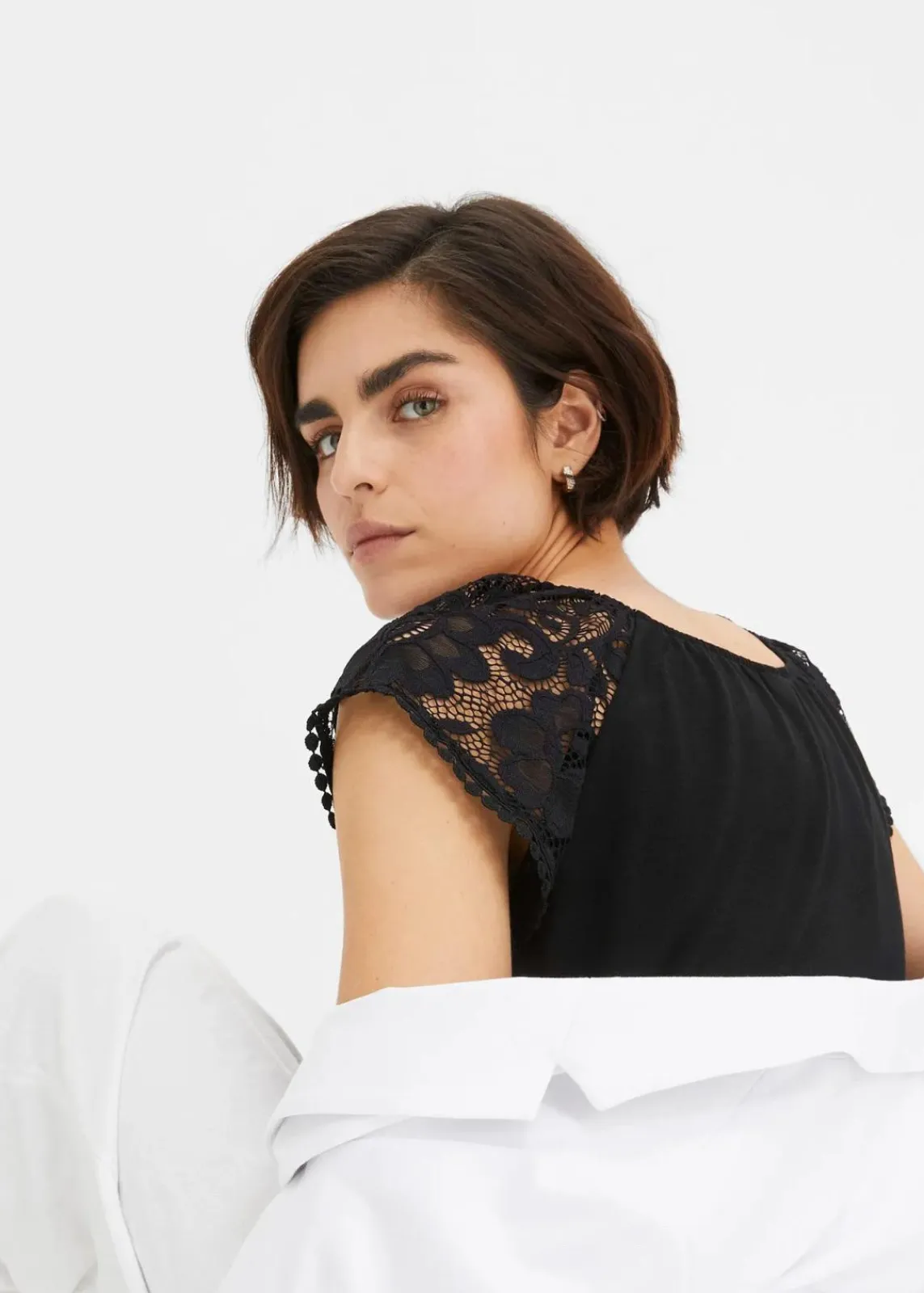 bonprix Shirts & Tops|Nachhaltigere Materialien^Shirt mit Spitzenärmeln schwarz
