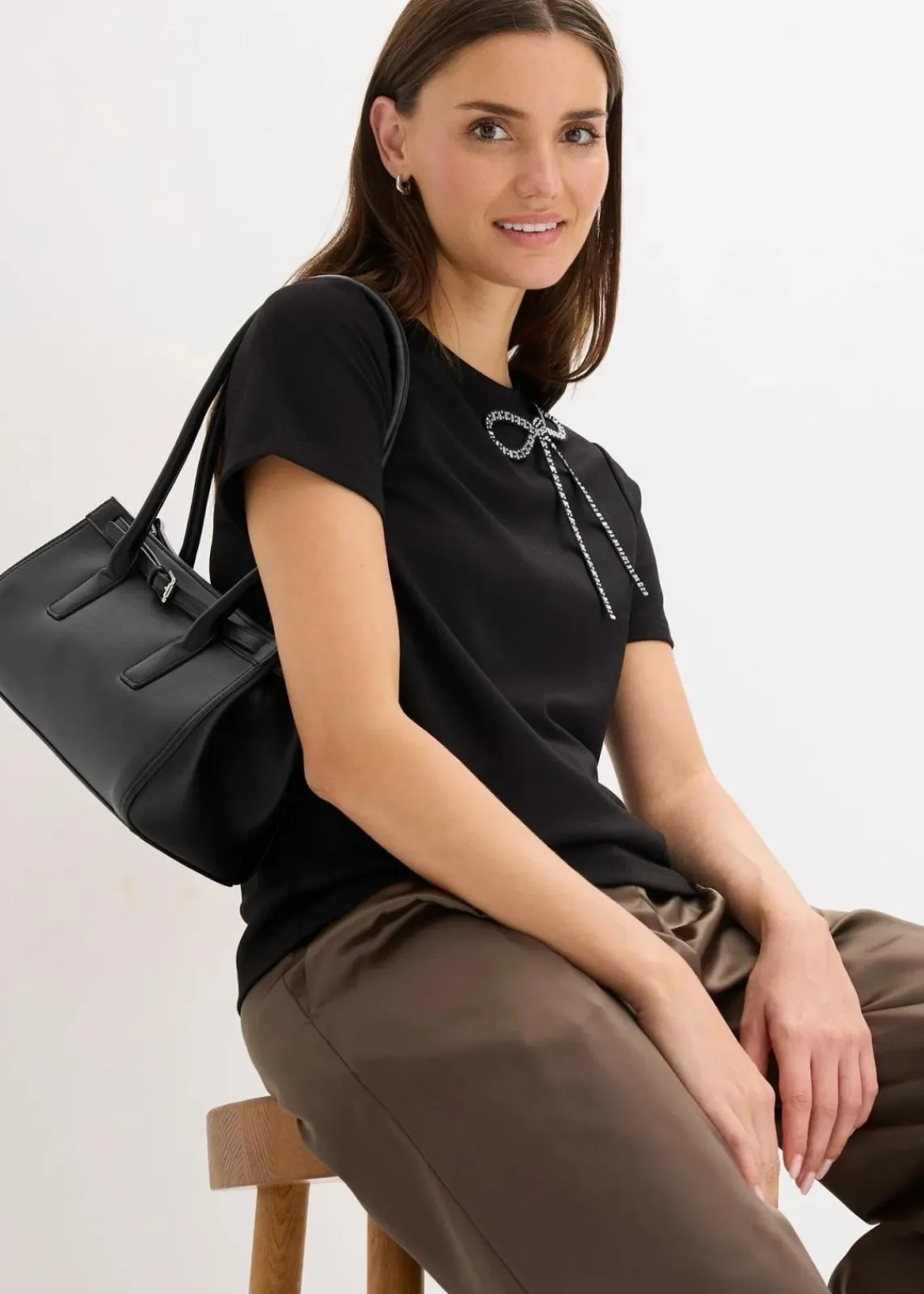 bonprix Shirts & Tops|Nachhaltigere Materialien^Shirt mit Strass-Applikation schwarz
