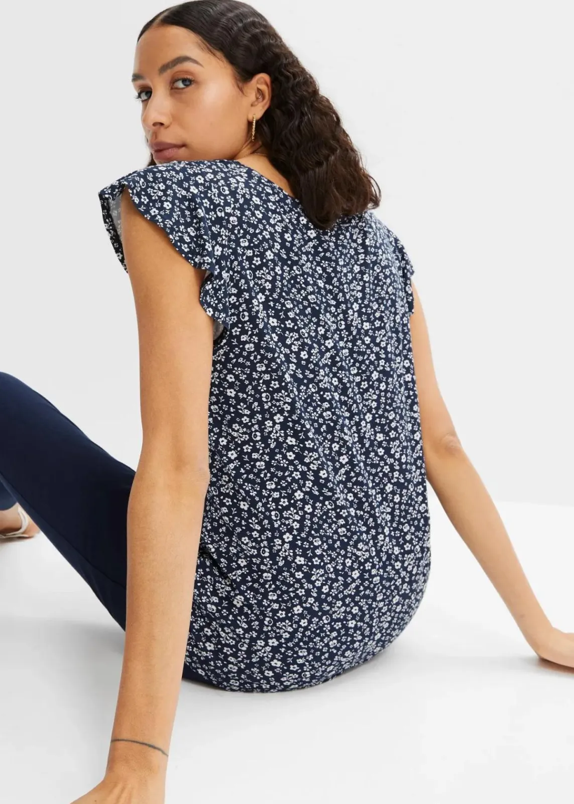 bonprix Shirts & Tops|Nachhaltigere Materialien^Shirt mit Volantärmel dunkelblau/weiß geblümt