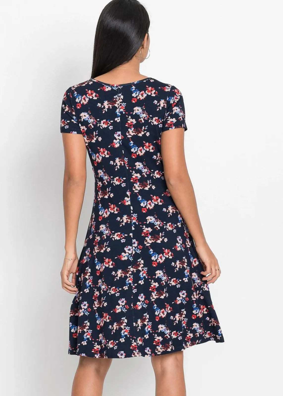 bonprix Nachhaltigere Materialien|Kleider^Shirtkleid dunkelblau geblümt