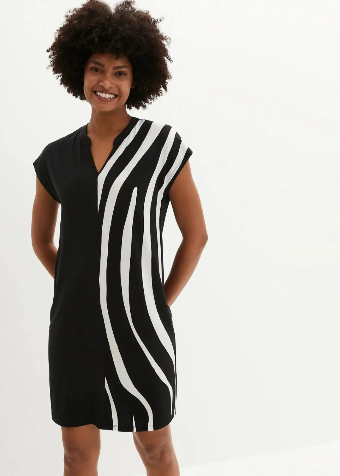 bonprix Kleider^Shirtkleid schwarz/weiß bedruckt