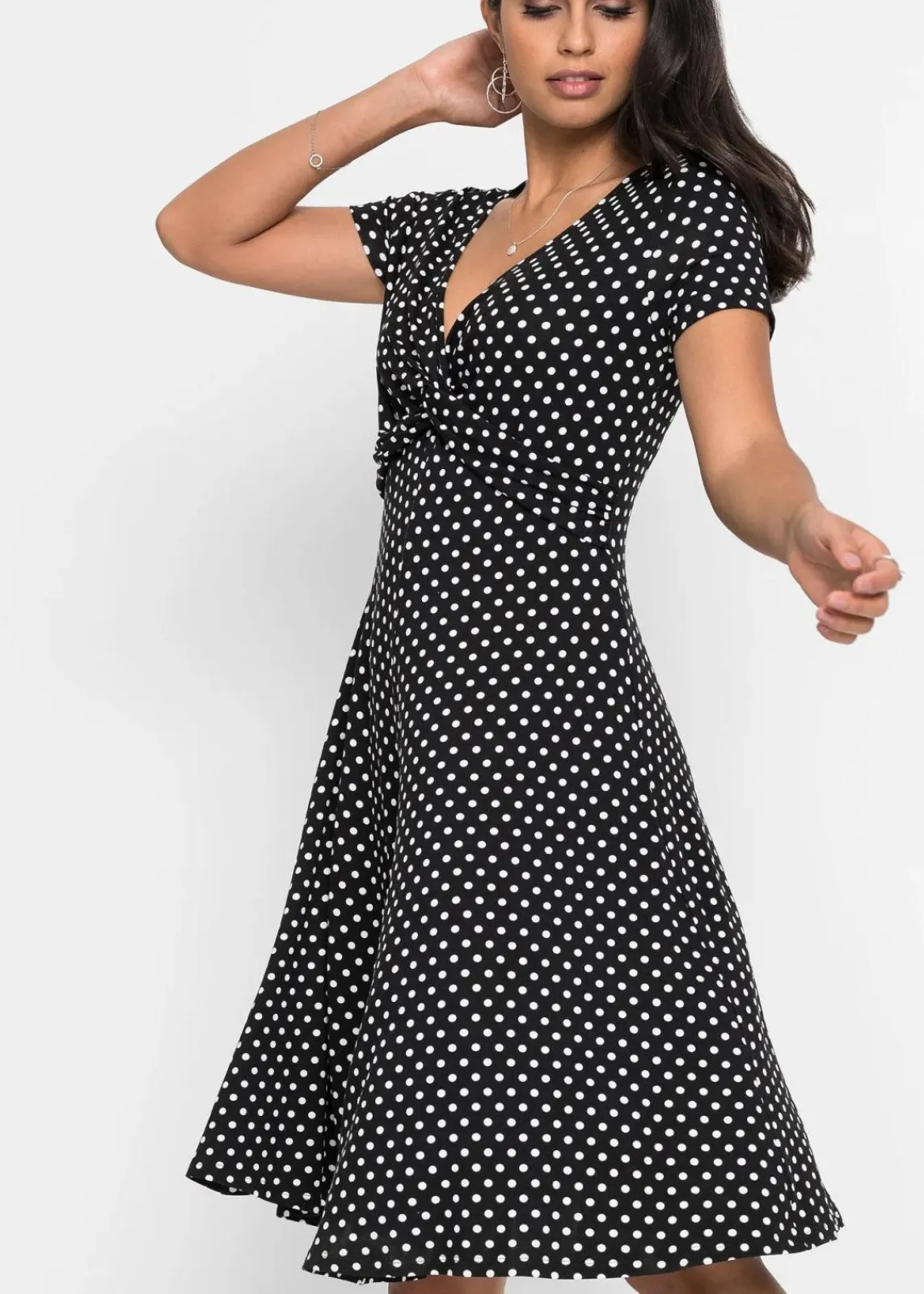 bonprix Nachhaltigere Materialien|Kleider^Shirtkleid schwarz/weiß gepunktet