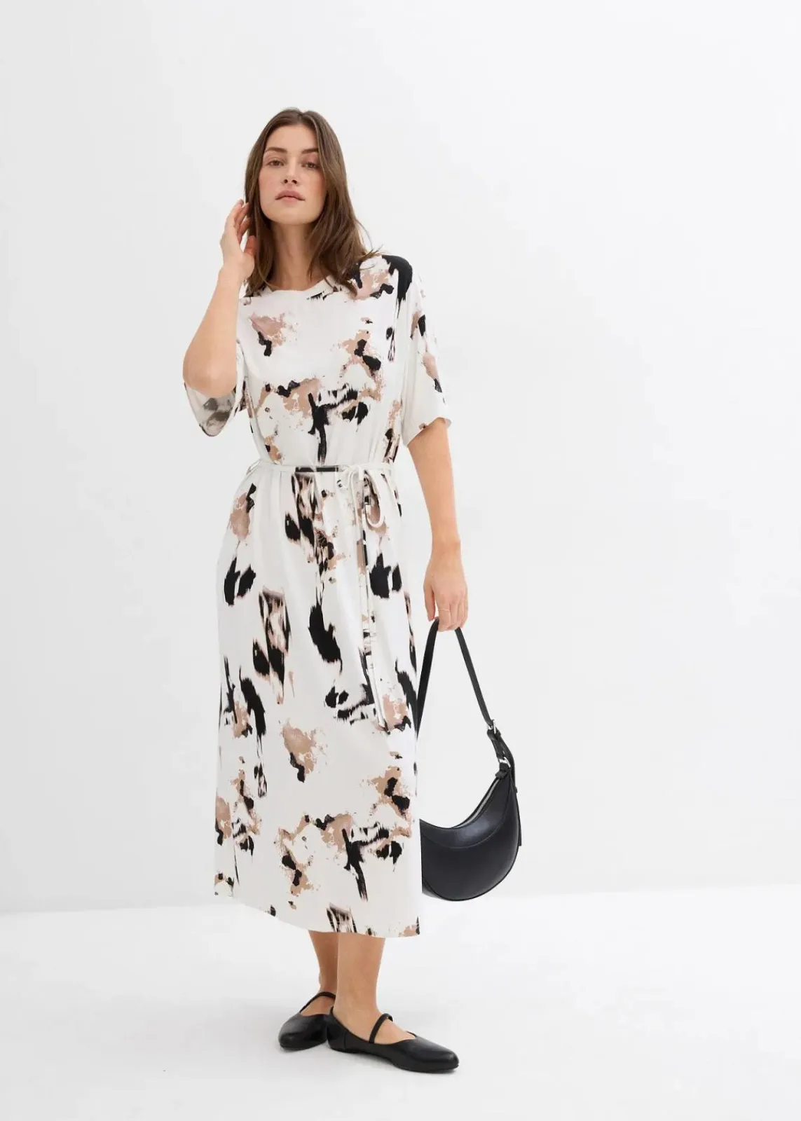 bonprix Kleider^Shirtkleid aus feiner Viskose wollweiß/saharabeige/schwarz bedruckt